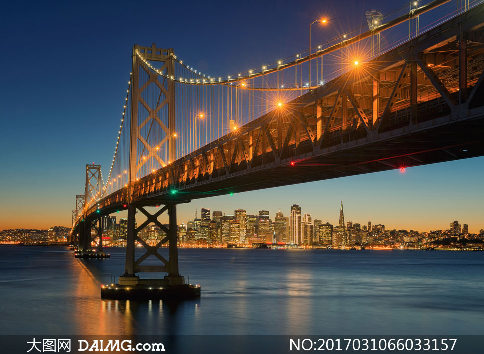 桥梁照明与远处的城市建筑高清图片 - 大图网设计素材下载