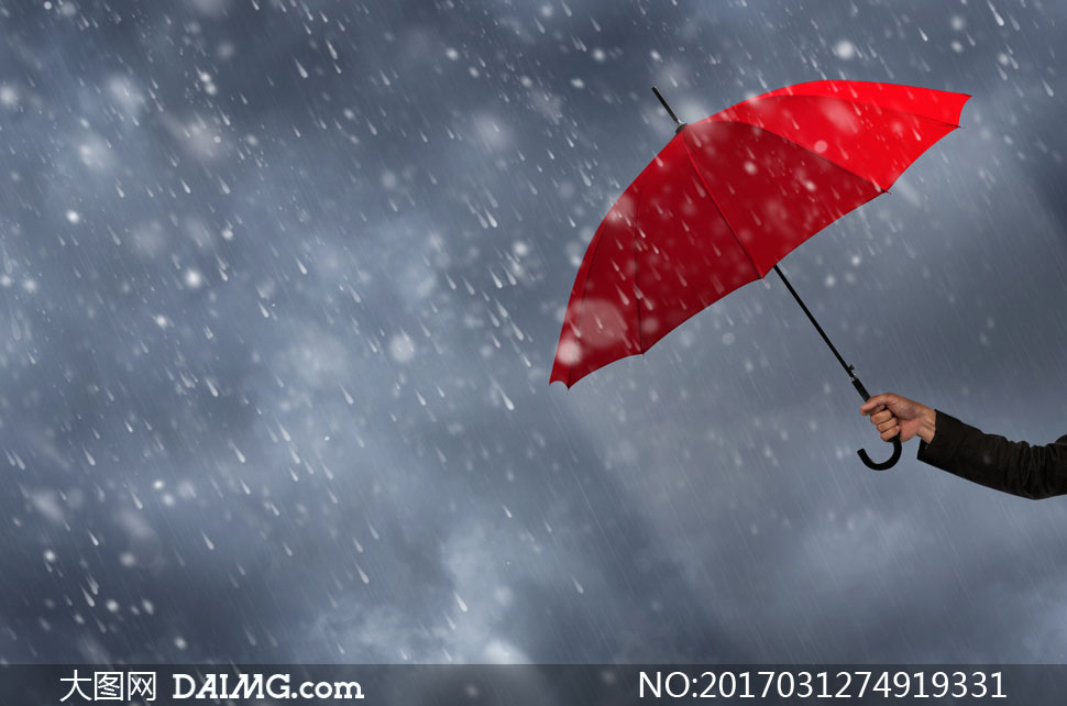 滂沱大雨中的红色雨伞创意高清图片 - 大图网设