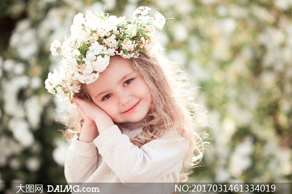 戴着花饰的可爱小女孩摄影高清图片 - 大图网设计素材下载