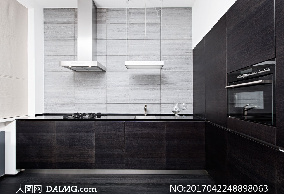 黑白灰色调的厨房实景效果高清图片
