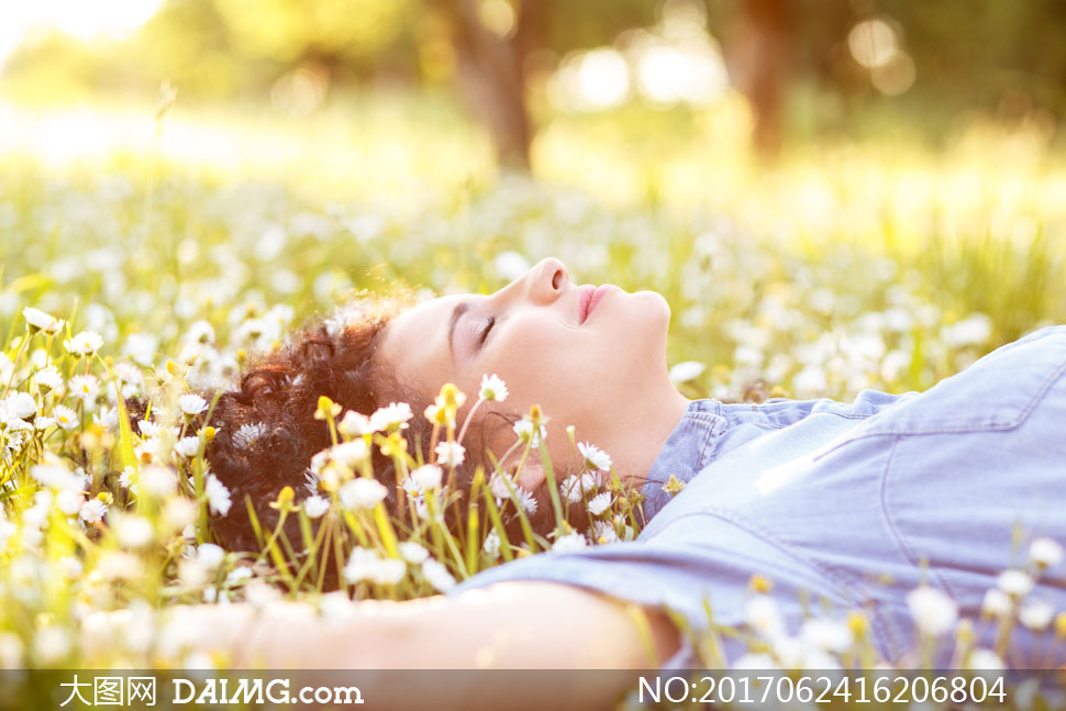 躺在花草上的美女人物摄影高清图片