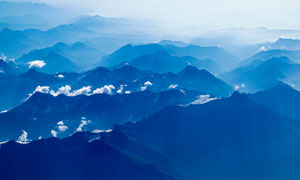 連綿的山峰山脈攝影圖片