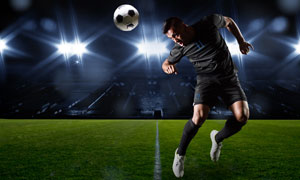 头球进攻的足球运动员摄影高清图片