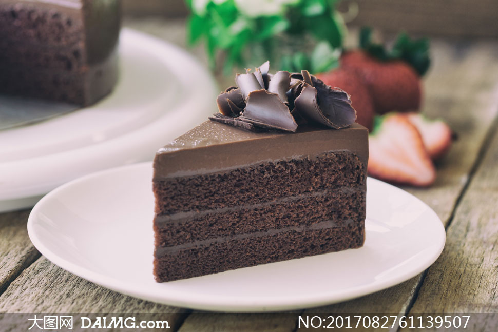 放盘子里的一块巧克力蛋糕高清图片