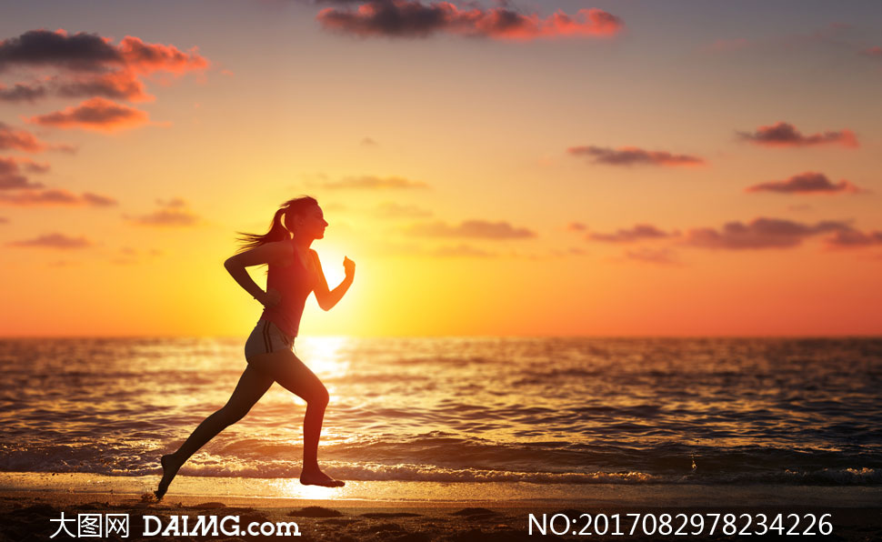 夕阳中海边跑步的美女摄影高清图片