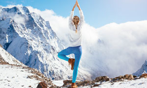 雪山之巔瑜伽美女人物攝影高清圖片