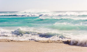 正涌向沙灘的海水風(fēng)光攝影高清圖片