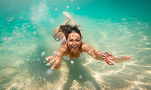 水中奋力向前游的美女摄影高清图片