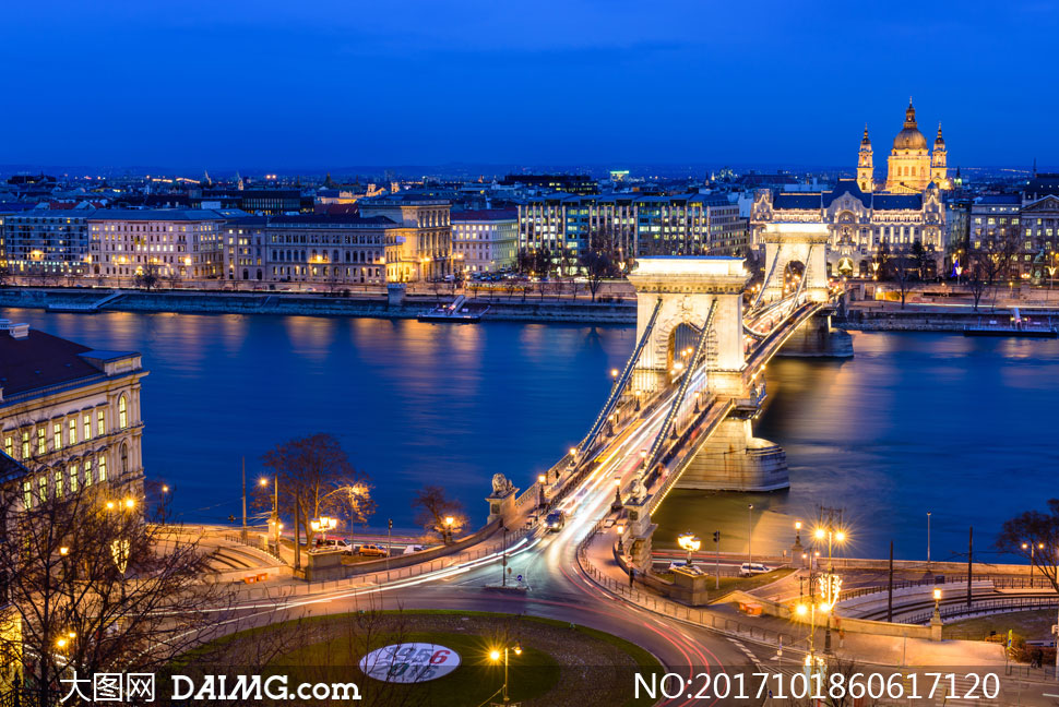 布达佩斯夜晚的链子桥摄影高清图片