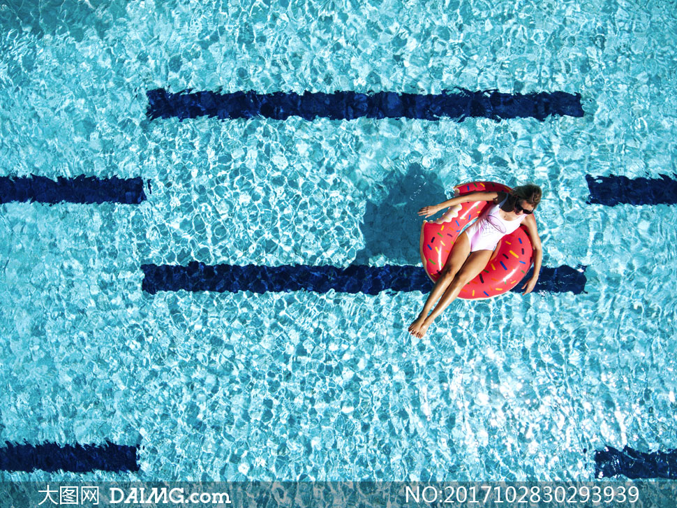 在游泳池上躺着的泳装美女高清图片 - 大图网设计素材下载