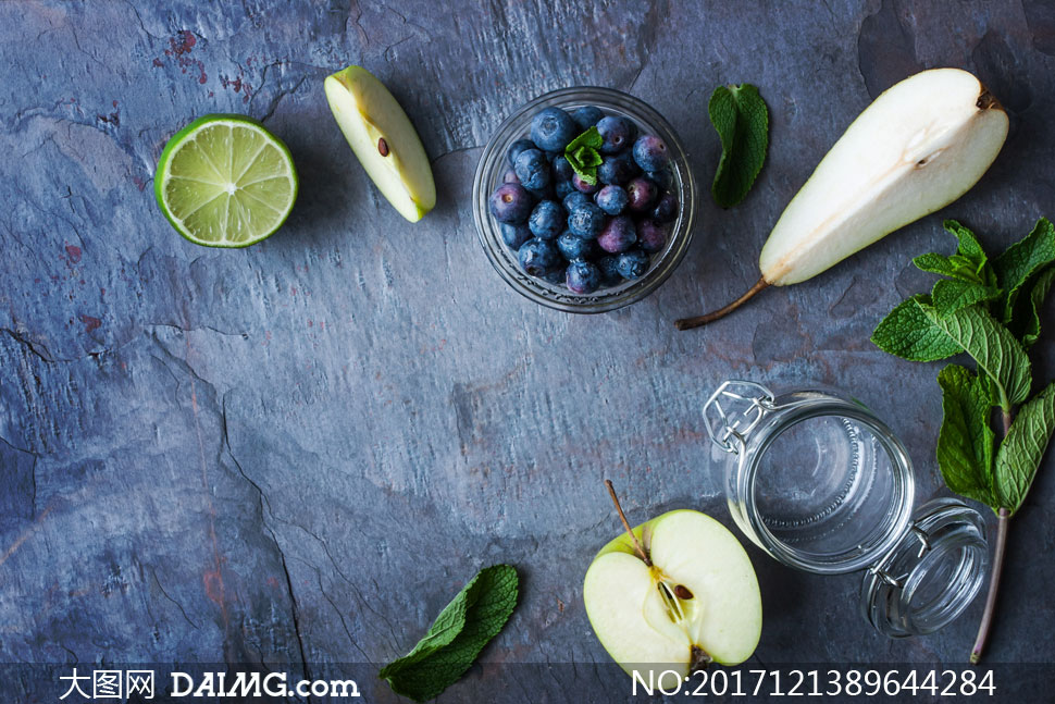 蓝莓与切开的苹果柠檬摄影高清图片