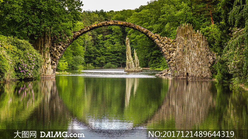 倒影在水面上的拱形桥摄影高清图片