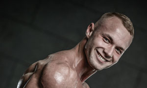 在健身的肌肉男子人物摄影高清图片