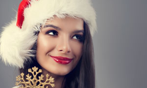 戴圣诞帽的抿嘴笑美女摄影高清图片