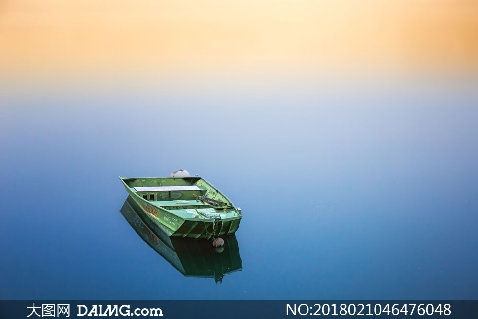 平静水面上的一艘小船摄影高清图片