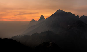 連綿起伏山巒黃昏美景攝影高清圖片