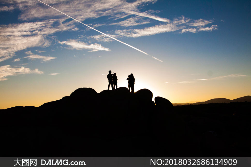 黄昏站在山峰上的人物摄影高清图片