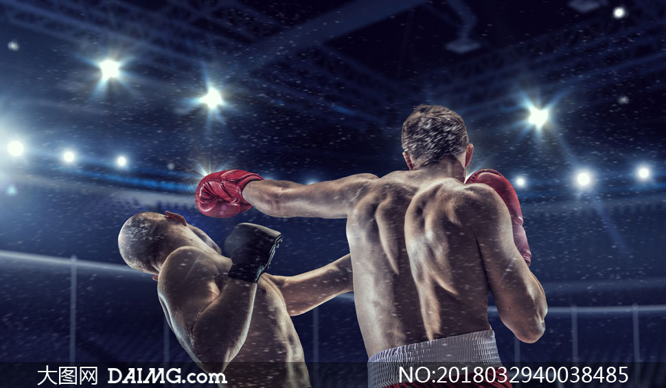 激战正酣的拳击运动员摄影高清图片
