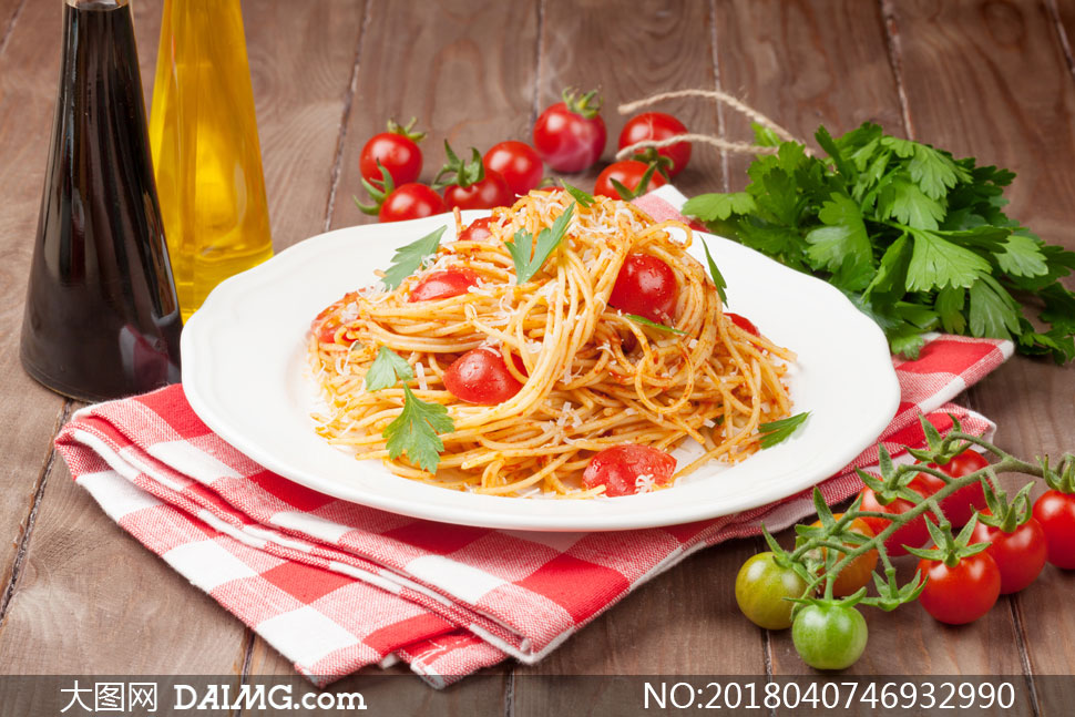 西红柿与一盘意大利面摄影高清图片