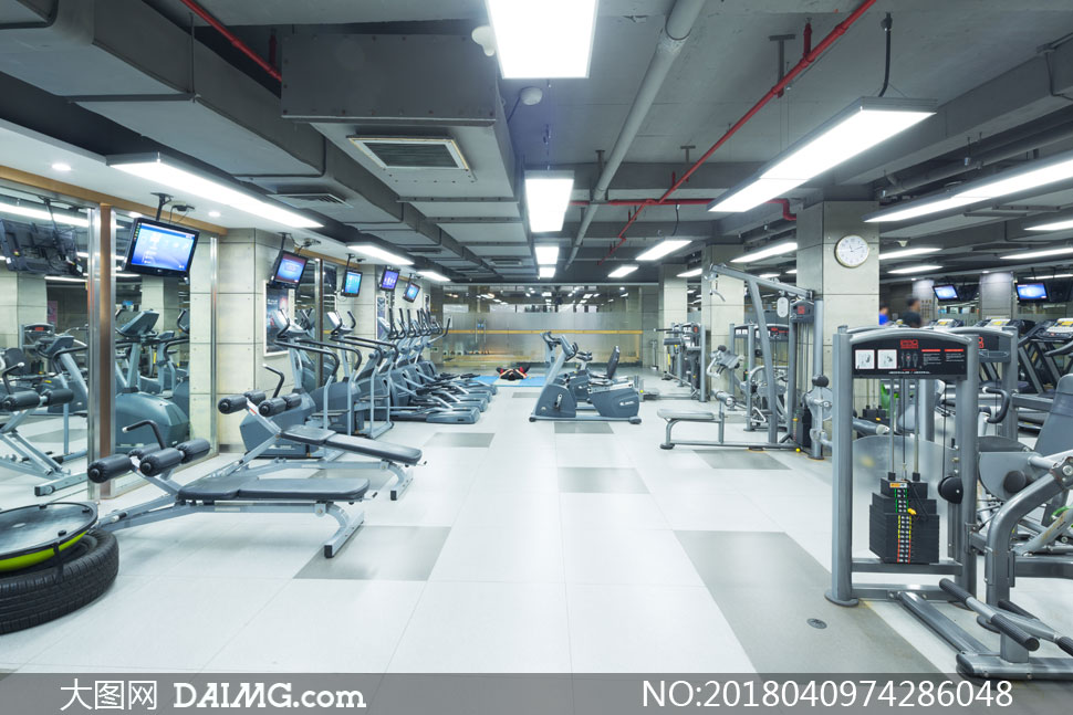 大型健身房的运动器材摄影高清图片