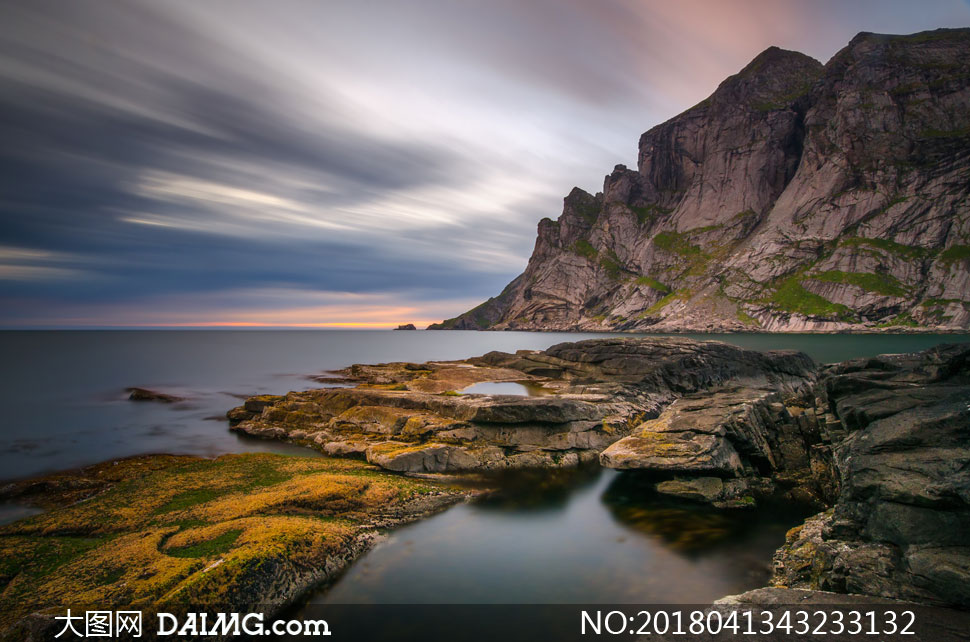 大海礁石与险峻的大山摄影高清图片