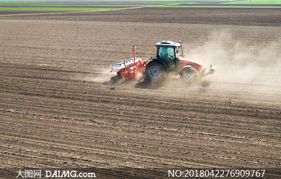 农场土地上的农用机械摄影高清图片 - 大图网设计素材图片