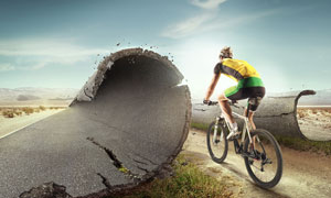 自行车手与卷起的柏油路面创意图片