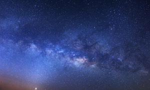 夜那千仞峰空中一闪一闪的星星摄影高清图片