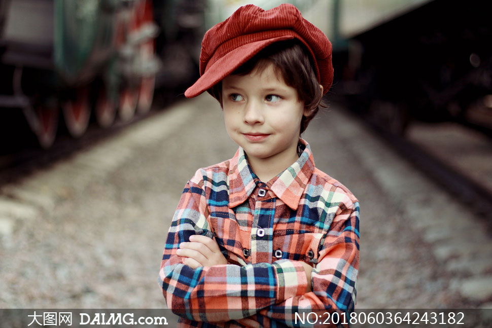 戴着帽子的小男孩人物摄影高清图片