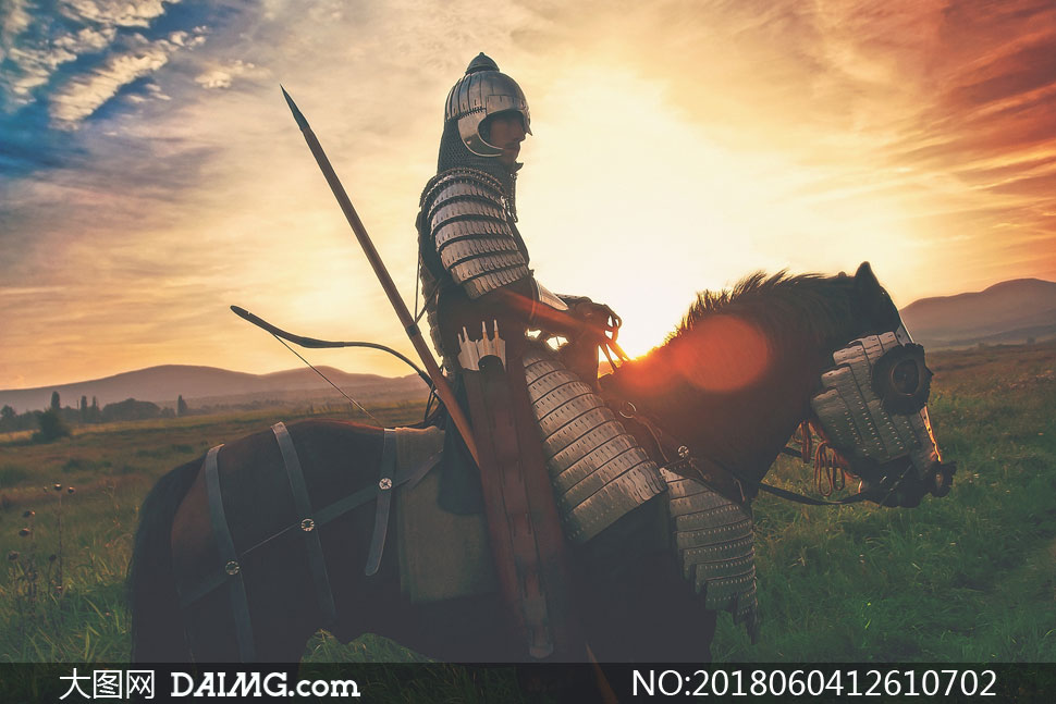 草原上古代装扮的骑士摄影高清图片
