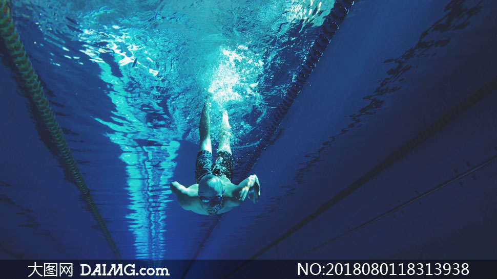 游到水底下的游泳人物摄影高清图片