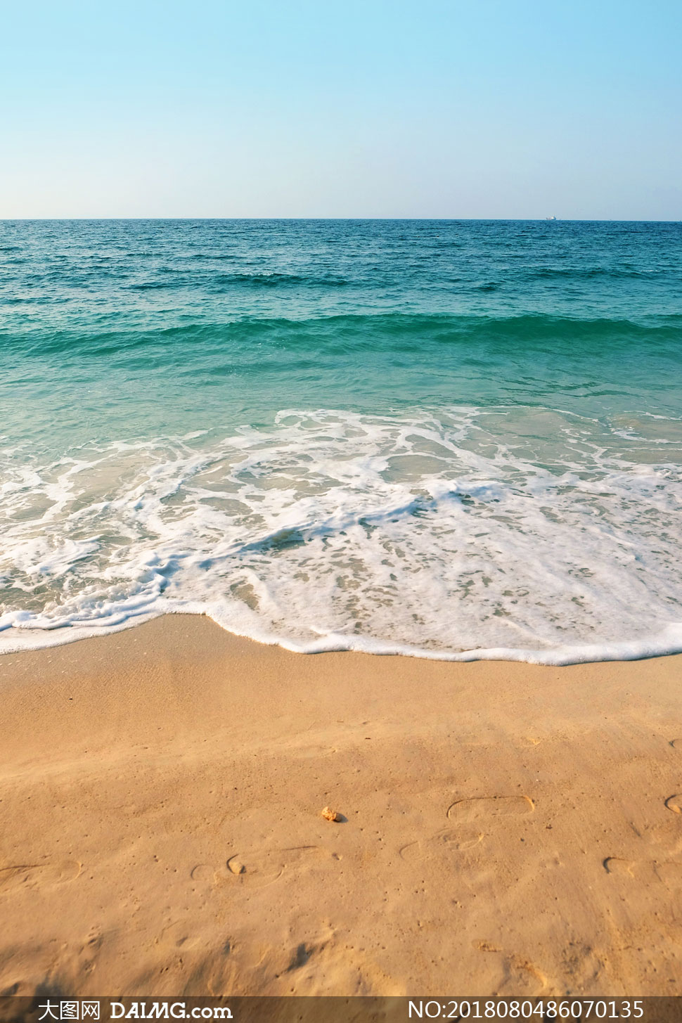 沙滩潮水与无边际大海摄影高清图片
