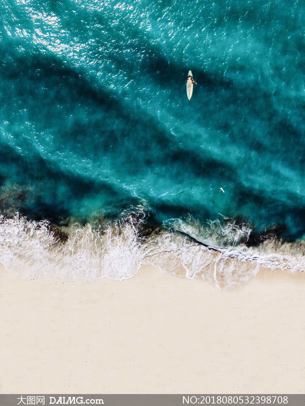 沙滩浪花与海上的小船摄影高清图片