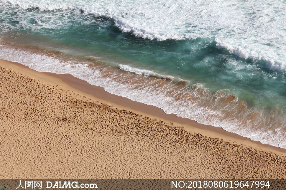沙滩与波涛汹涌的海水摄影高清图片