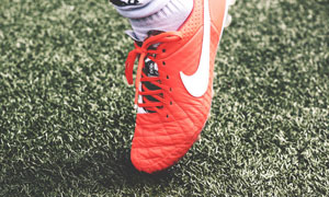 运动员脚上的球鞋特写摄影高清图片