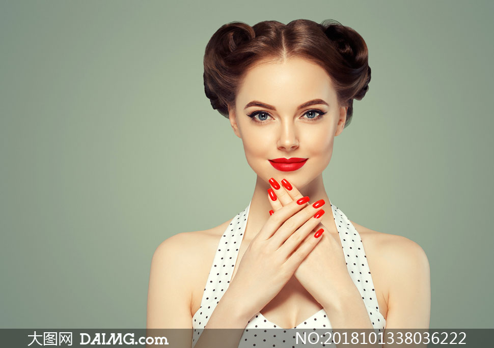 盘发造型红唇美甲人物摄影高清图片