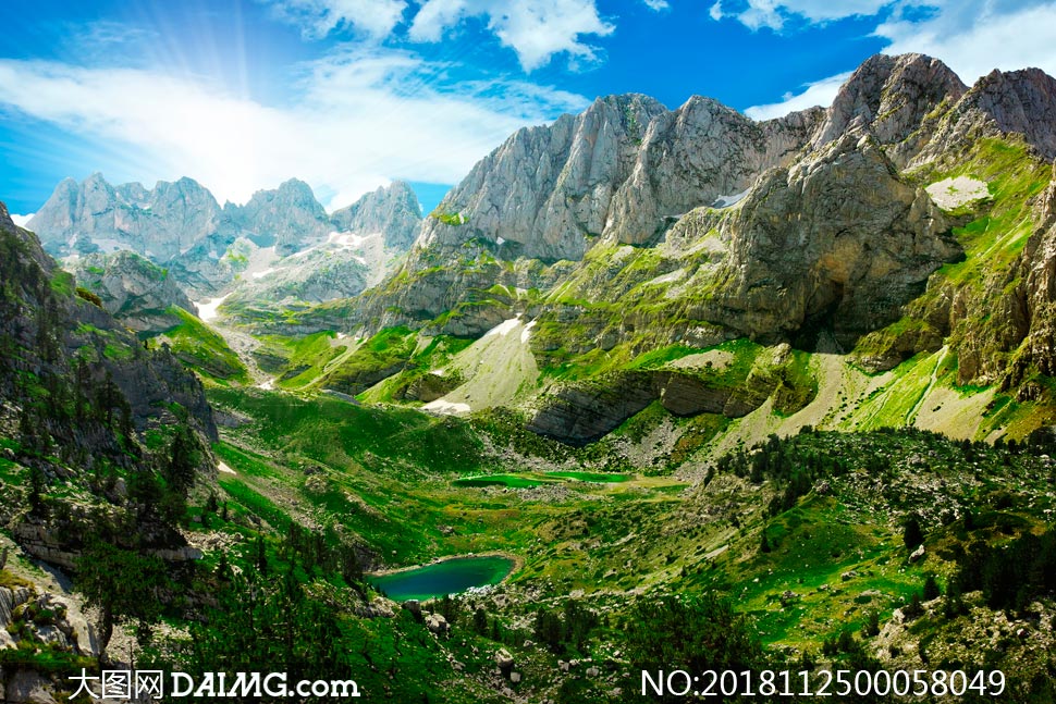 大图首页 高清图片 自然风景 > 素材信息         蓝天下的群山和山间