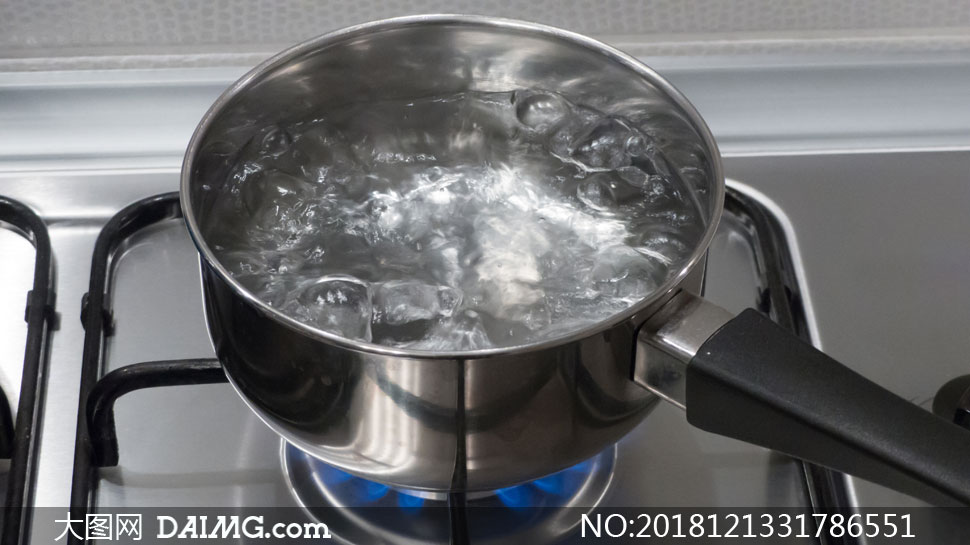在燃气灶上烧水的锅具摄影高清图片