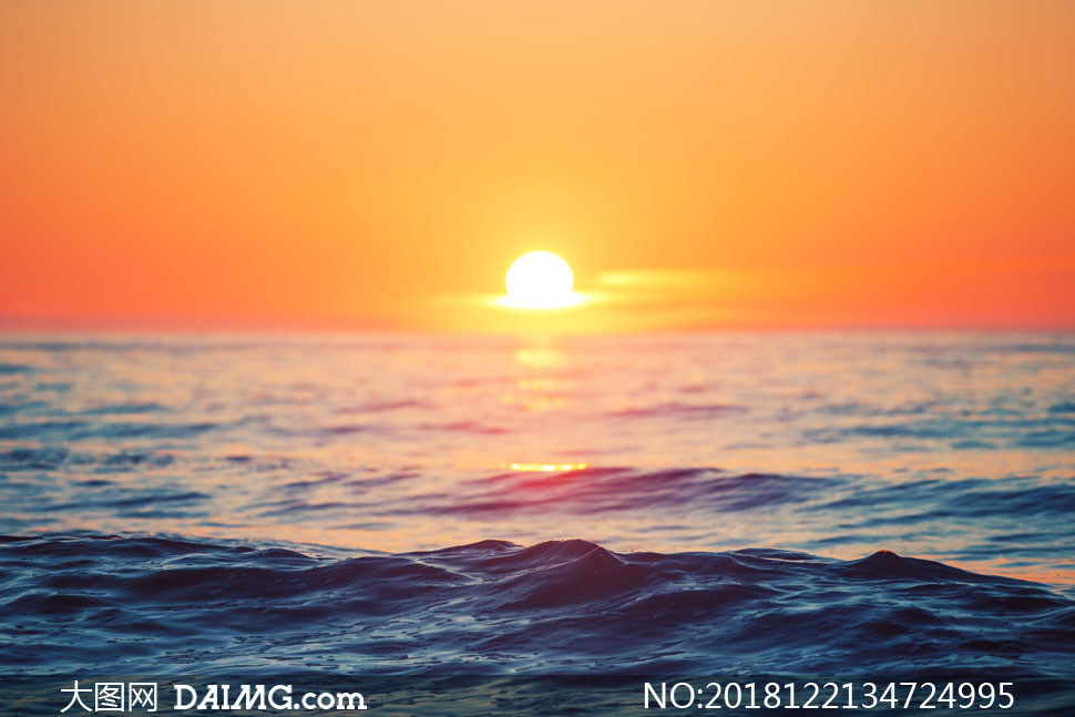 大海风光与升起的太阳摄影高清图片
