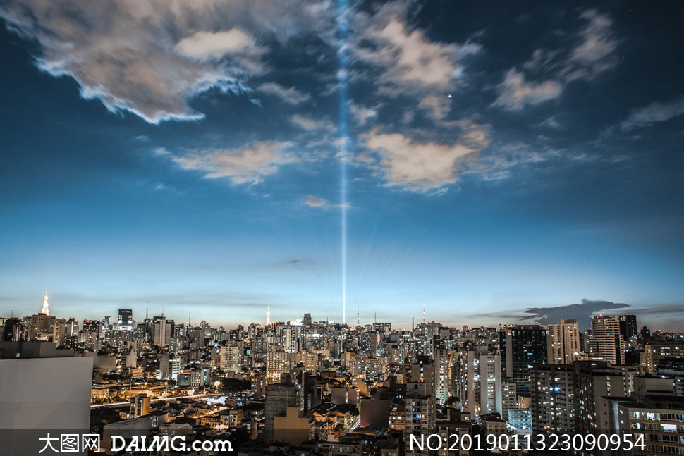 亮灯的城市建筑物风光摄影高清图片