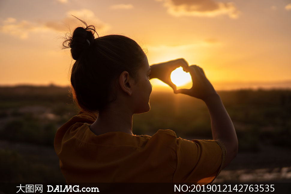 在对着太阳比心的女孩摄影高清图片_大图网图片素材