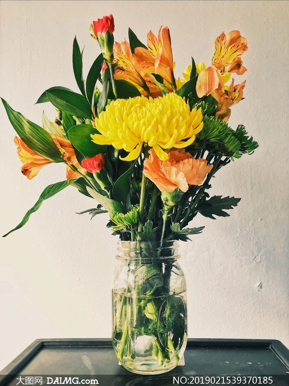 插在花瓶里的花朵特写摄影高清图片