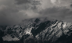 天空烏云下的雪山風光攝影高清圖片