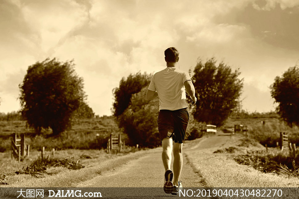 在户外慢跑的运动人物摄影高清图片