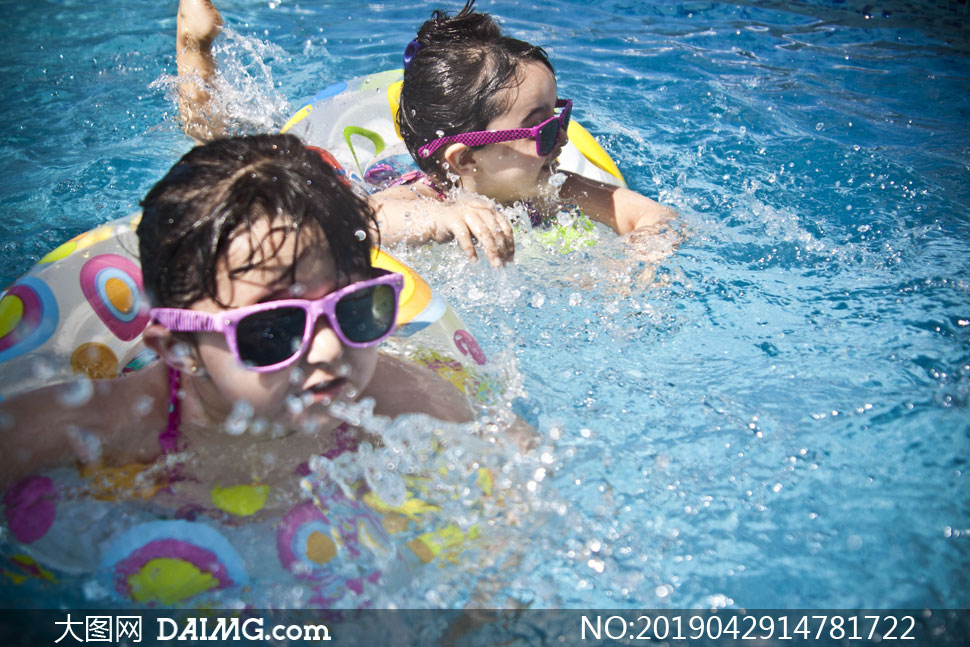 泳池里学习游泳的小孩摄影高清图片