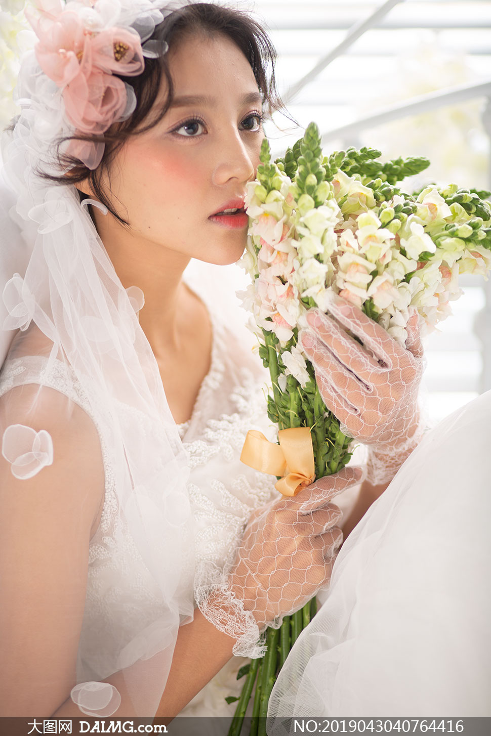 手着拿鲜花的美女婚纱摄影原片素材