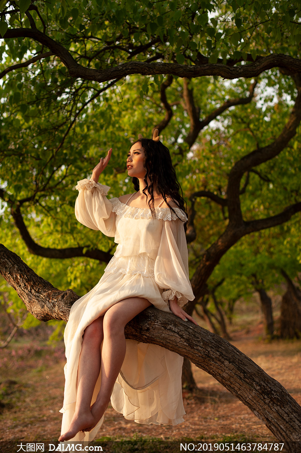 坐在树上的长裙子美女摄影原片素材