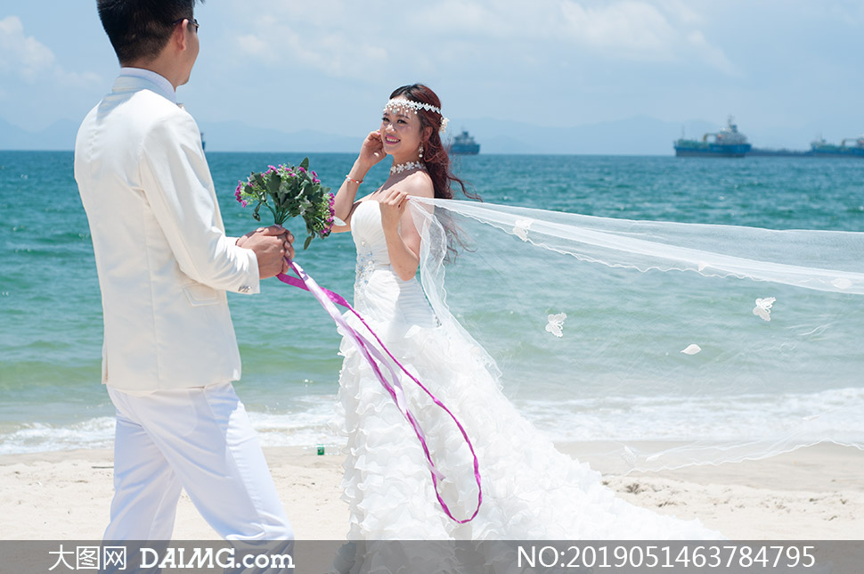 海边沙滩上的男女人物婚纱摄影原片