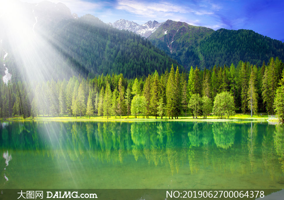 阳光下的山林和湖泊美景摄影图片