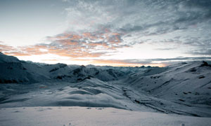 夕陽(yáng)下的雪山美景攝影圖片